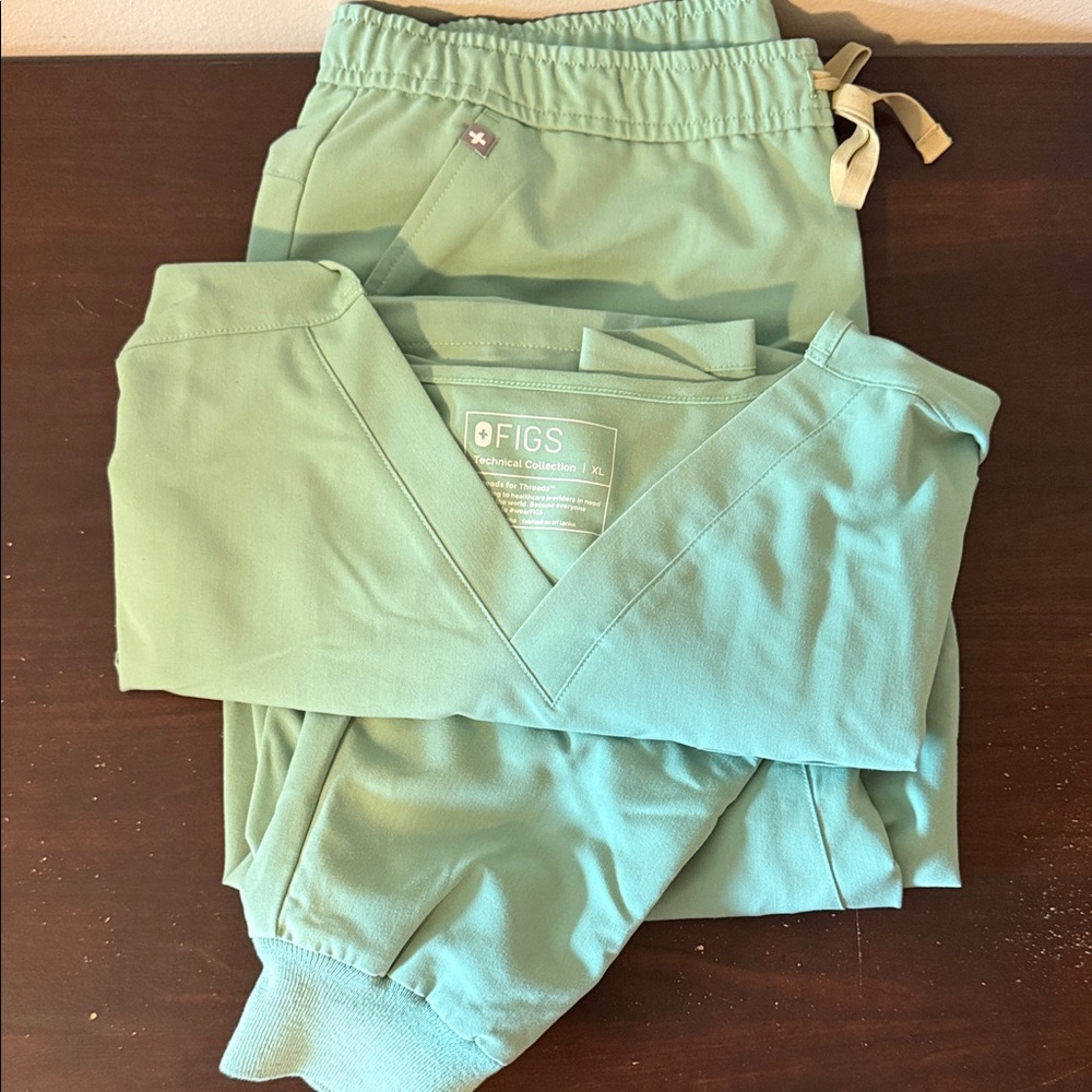 Figs Mint Green V-Neck Scrub Set — Top and Drawstring Pants in XL PO 1770